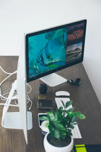 Elegantné kancelárske pracovisko vybavené zariadeniami Apple: iMac, MacBook a iPad.